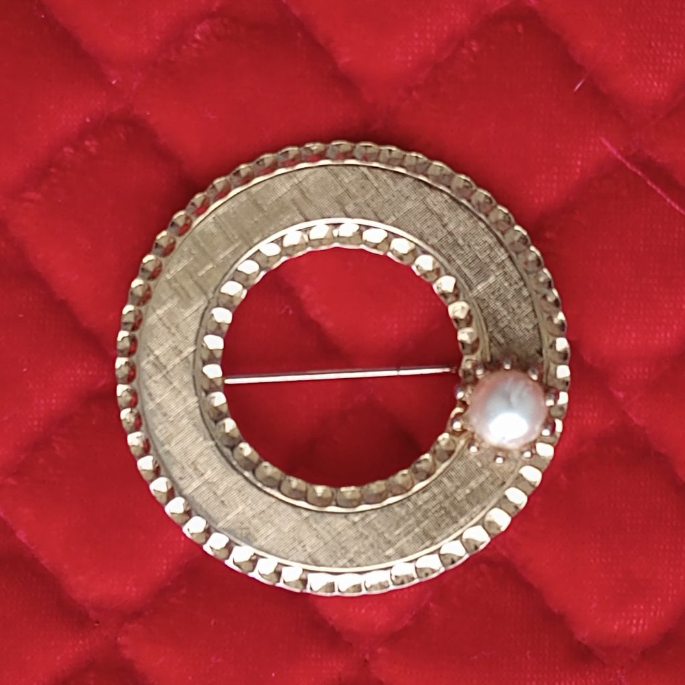 Vintage Beau  Jewels circle gold tone pin brooch  with pearl